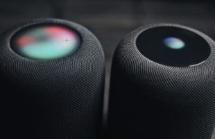 Le HomePod 2023 à gauche, le HomePod 2018 à droite. // Source : Thomas Ancelle / Numerama Le HomePod 2023 à gauche, le HomePod 2018 à droite. // Source : Thomas Ancelle / Numerama