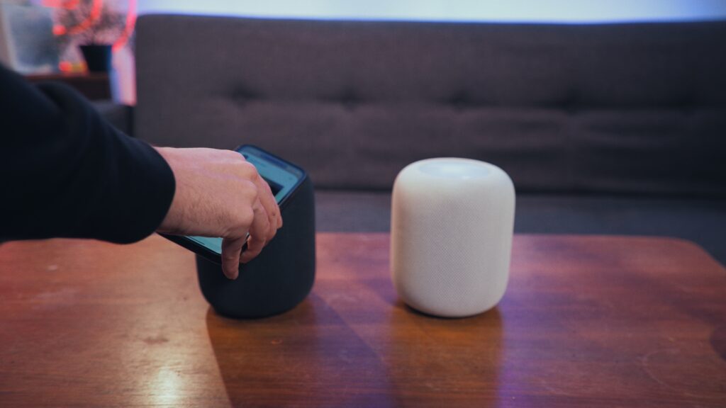 Dommage que le HomePod ne fonctionne qu'avec peu de services de streaming (Apple Music et Deezer) et exige l'utilisation d'un iPhone pour streamer de la musique de Spotify. // Source : Thomas Ancelle / Numerama Dommage que le HomePod ne fonctionne qu'avec peu de services de streaming (Apple Music et Deezer) et exige l'utilisation d'un iPhone pour streamer de la musique de Spotify. // Source : Thomas Ancelle / Numerama