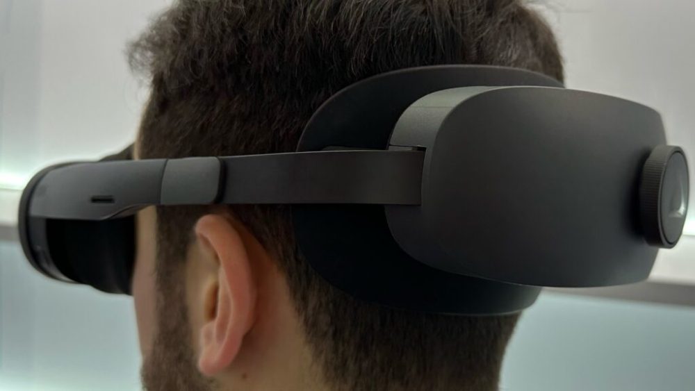 Le Vive XR s'accroche à l'arrière, mais peut glisser s'il n'est pas très serré. // Source : Numerama Le Vive XR s'accroche à l'arrière, mais peut glisser s'il n'est pas très serré. // Source : Numerama