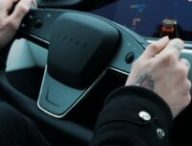 Le volant Yoke de la Tesla Model S Plaid // Source : Thomas Ancelle pour Numerama Le volant Yoke de la Tesla Model S Plaid // Source : Thomas Ancelle pour Numerama