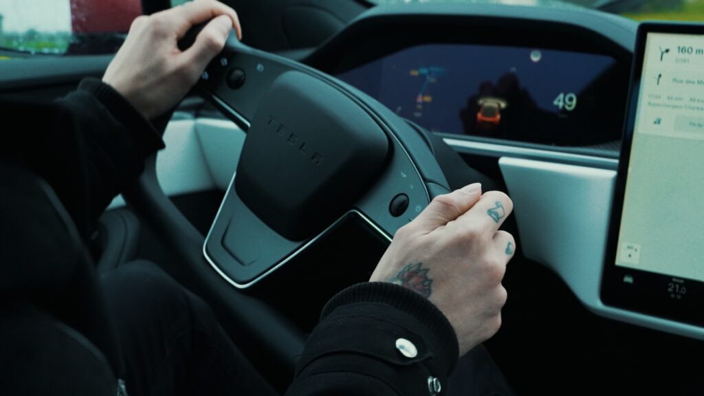 Le volant Yoke de la Tesla Model S Plaid // Source : Thomas Ancelle pour Numerama Le volant Yoke de la Tesla Model S Plaid // Source : Thomas Ancelle pour Numerama