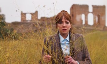 Diane Morgan dans Planète Cunk // Source : BBC Two / Netflix Diane Morgan dans Planète Cunk // Source : BBC Two / Netflix
