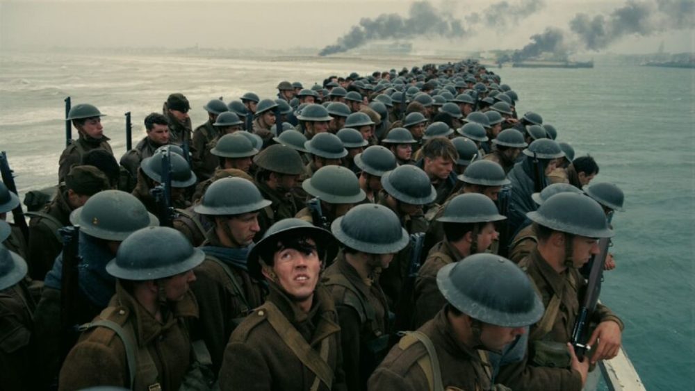 Des soldats dans Dunkerque // Source : Warner Bros. Entertainment Inc. Des soldats dans Dunkerque // Source : Warner Bros. Entertainment Inc.