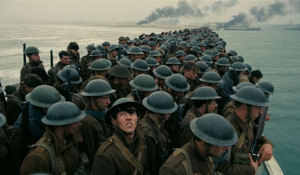 Des soldats dans Dunkerque // Source : Warner Bros. Entertainment Inc. Des soldats dans Dunkerque // Source : Warner Bros. Entertainment Inc.