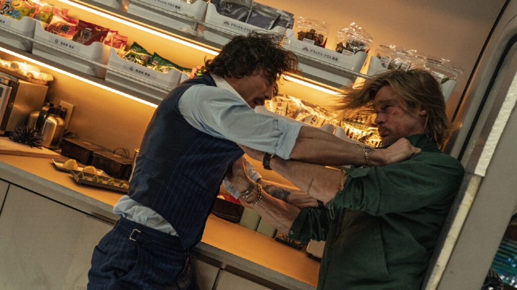 Brad Pitt et Aaron Taylor-Johnson dans Bullet Train // Source : Scott Garfield / Sony Pictures Brad Pitt et Aaron Taylor-Johnson dans Bullet Train // Source : Scott Garfield / Sony Pictures