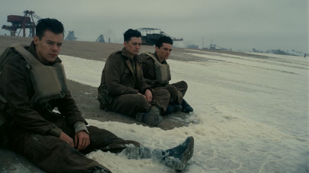 Des soldats dans Dunkerque // Source : Warner Bros. Entertainment Inc. Des soldats dans Dunkerque // Source : Warner Bros. Entertainment Inc.