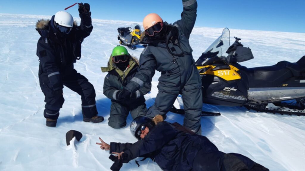 Découverte de la météorite en Antarctique. // Source : ESA, Maria Valdes (photo recadrée) Découverte de la météorite en Antarctique. // Source : ESA, Maria Valdes (photo recadrée)