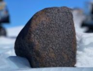 La météorite de 7,6 kg. // Source : ESA, Maria Valdes (photo recadrée) La météorite de 7,6 kg. // Source : ESA, Maria Valdes (photo recadrée)