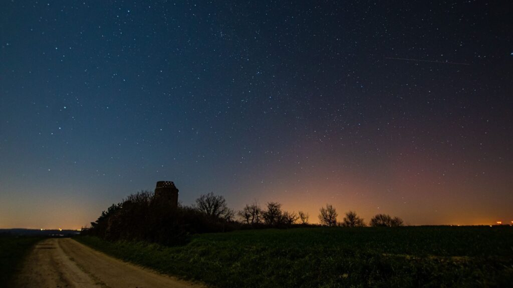 Les aurores dans l'ouest de la France. // Source : Via Twitter @AugrisCorentin (photo recadrée) Les aurores dans l'ouest de la France. // Source : Via Twitter @AugrisCorentin (photo recadrée)