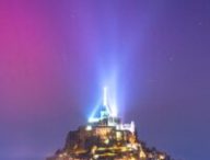 Aurores boréales au-dessus du Mont Saint-Michel. // Source : Via Twitter @mathieurivrin (photo recadrée) Aurores boréales au-dessus du Mont Saint-Michel. // Source : Via Twitter @mathieurivrin (photo recadrée)