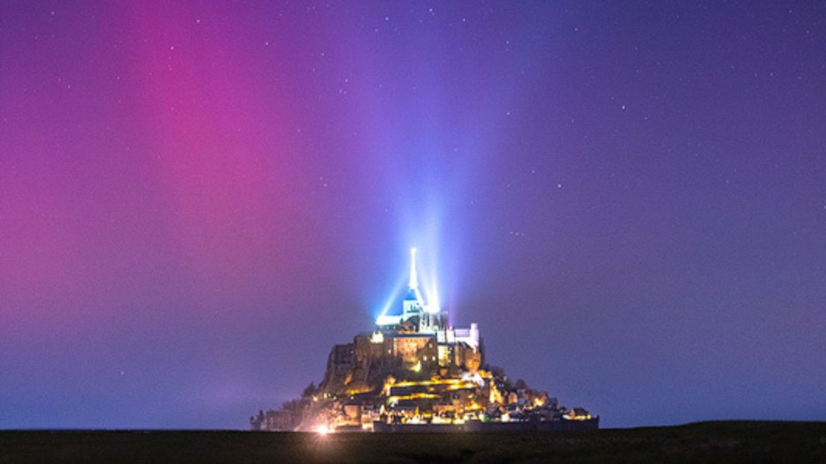 Aurores boréales au-dessus du Mont Saint-Michel. // Source : Via Twitter @mathieurivrin (photo recadrée) Aurores boréales au-dessus du Mont Saint-Michel. // Source : Via Twitter @mathieurivrin (photo recadrée)