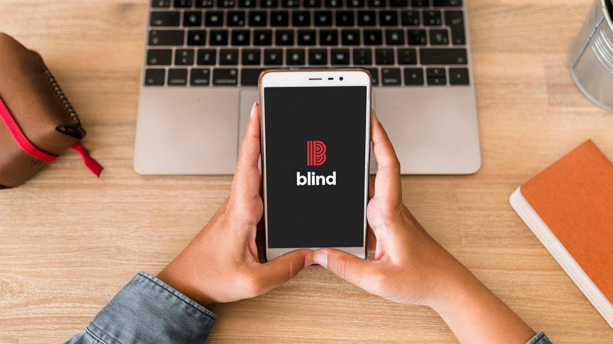 Blind. // Source : Montage Numerama - Photo par Freepik Blind. // Source : Montage Numerama - Photo par Freepik