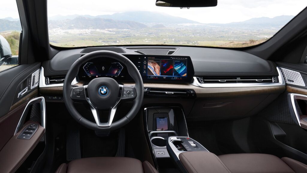 Place du conducteur dans la BMW iX1 // Source : BMW Place du conducteur dans la BMW iX1 // Source : BMW