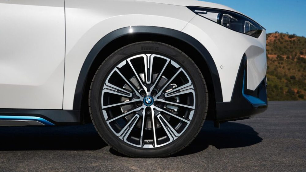 Roue avant droite et sa jante sur la BMW iX1 // Source : BMW Roue avant droite et sa jante sur la BMW iX1 // Source : BMW