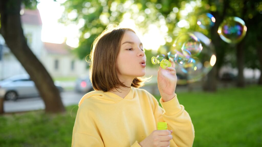 Il faut mettre du liquide vaisselle pour faire des bulles de savon. // Source : Canva Il faut mettre du liquide vaisselle pour faire des bulles de savon. // Source : Canva