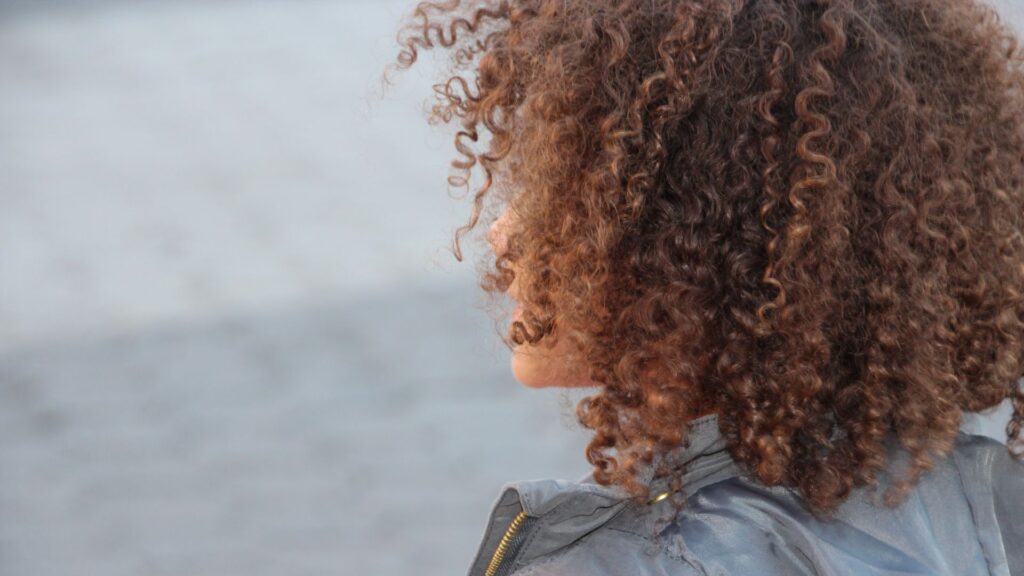 Cheveux bouclés // Source : Canva Cheveux bouclés // Source : Canva