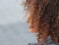 Cheveux bouclés // Source : Canva