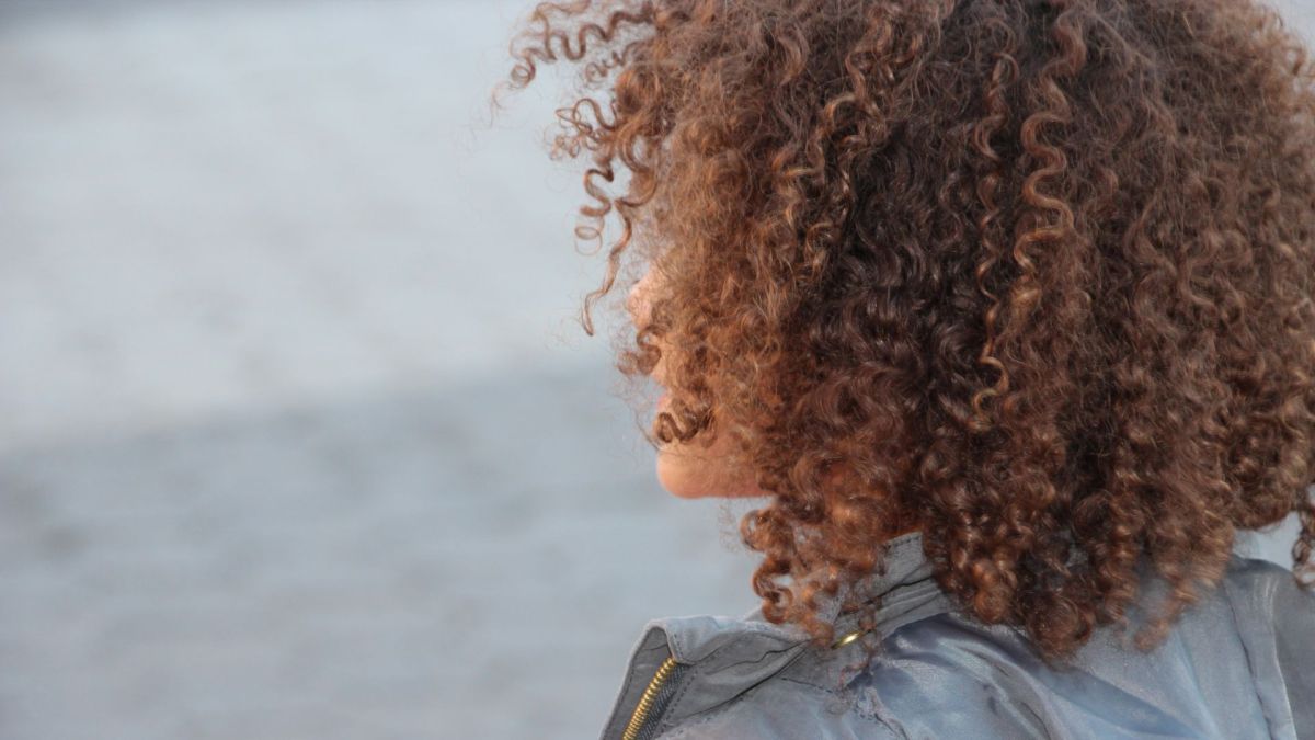 Cheveux bouclés // Source : Canva Cheveux bouclés // Source : Canva