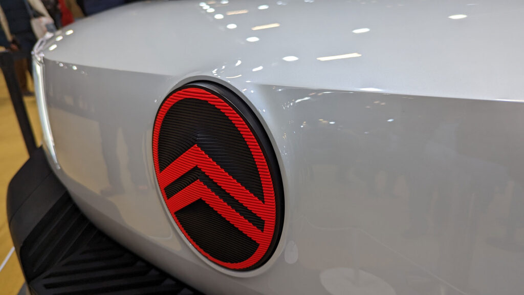 Le nouveau logo devrait être sur les futurs modèles Citroën // Source : Raphaelle Baut Le nouveau logo devrait être sur les futurs modèles Citroën // Source : Raphaelle Baut
