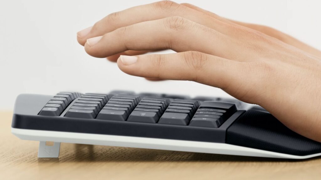 Clavier MK850 de Logitech vu de profil avec son repose poignet matelassé // Source : Logitech Clavier MK850 de Logitech vu de profil avec son repose poignet matelassé // Source : Logitech