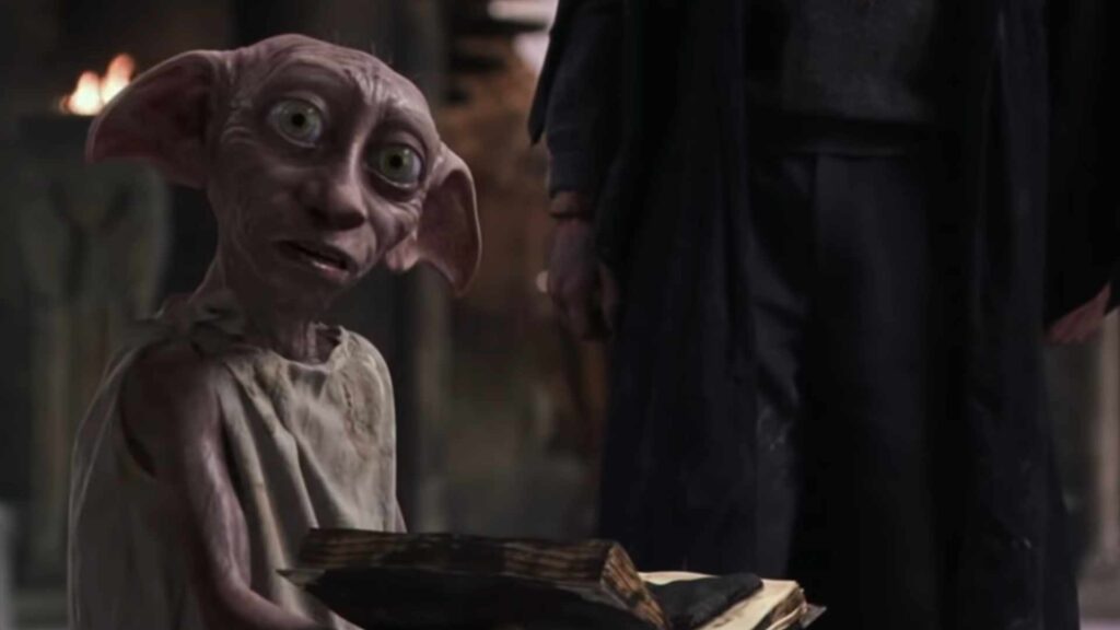 Les elfes sont réduits en esclavage dans le monde d'Harry Potter // Source : YouTube / Wizarding World Les elfes sont réduits en esclavage dans le monde d'Harry Potter // Source : YouTube / Wizarding World