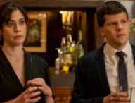 Lizzy Caplan (Libby) et Jesse Eisenberg (Toby), le meilleur duo d'Anatomie d'un Divorce // Source : Linda Kallerus/FX