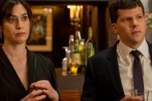 Lizzy Caplan (Libby) et Jesse Eisenberg (Toby), le meilleur duo d'Anatomie d'un Divorce // Source : Linda Kallerus/FX