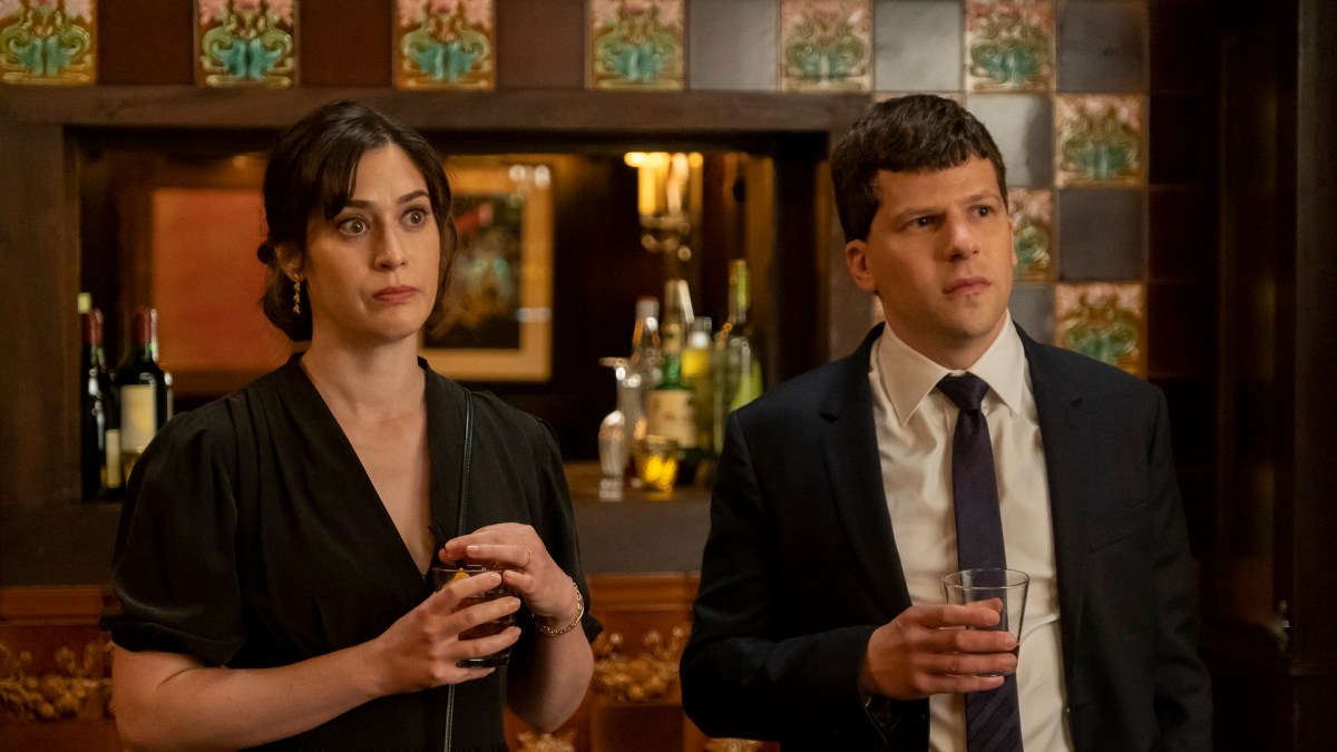 Lizzy Caplan (Libby) et Jesse Eisenberg (Toby), le meilleur duo d'Anatomie d'un Divorce // Source : Linda Kallerus/FX Lizzy Caplan (Libby) et Jesse Eisenberg (Toby), le meilleur duo d'Anatomie d'un Divorce // Source : Linda Kallerus/FX