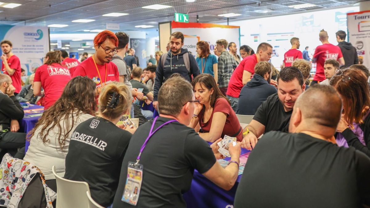 Des animateurs vous expliquent les jeux. // Source : Palais des Festivals Des animateurs vous expliquent les jeux. // Source : Palais des Festivals