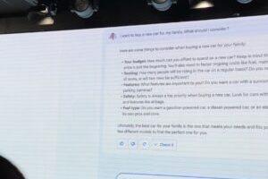 Prabhakar Raghavan, lors de la première démo publique de Google Bard, à Paris. // Source : Numerama
