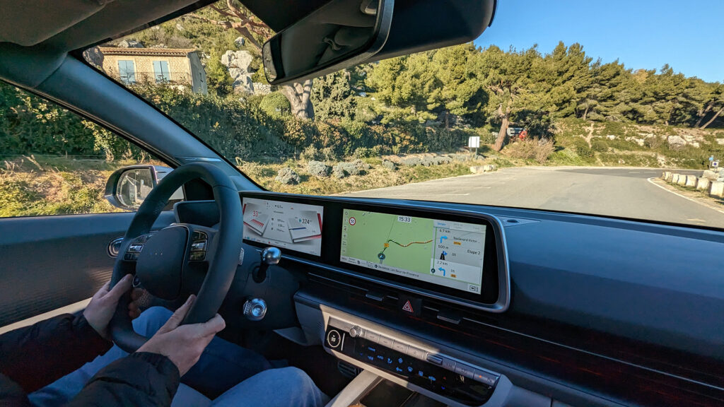 Au volant de la Ioniq 6 de Hyundai // Source : Raphaelle Baut Au volant de la Ioniq 6 de Hyundai // Source : Raphaelle Baut