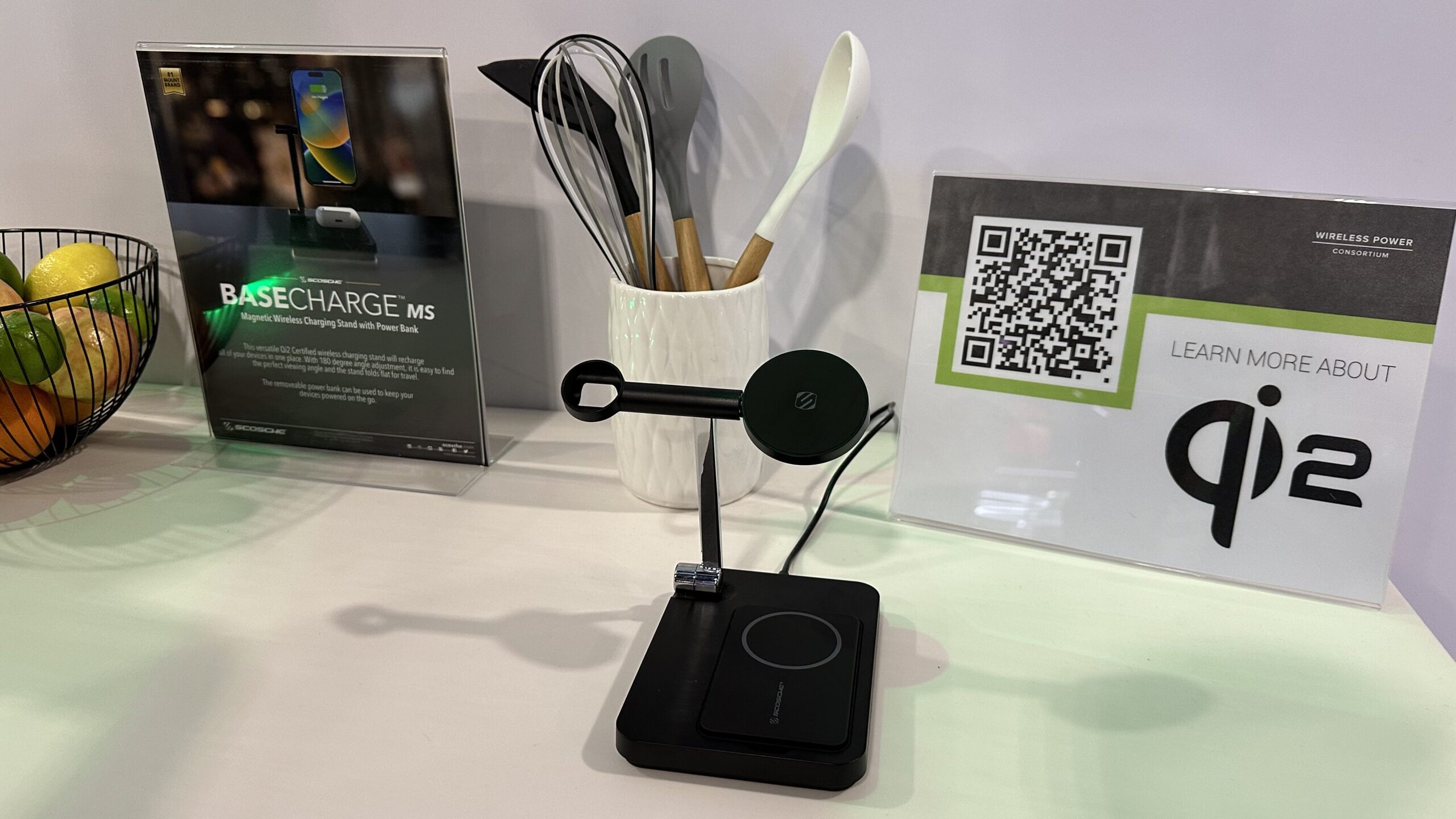 Un chargeur Qi2 prend la même forme qu'un chargeur MagSafe. Ils partagent les mêmes caractéristiques. // Source : Numerama Un chargeur Qi2 prend la même forme qu'un chargeur MagSafe. Ils partagent les mêmes caractéristiques. // Source : Numerama