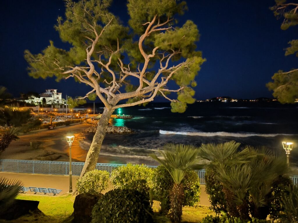 Cette photo de nuit est en apparence séduisante, mais c'est flou dès que l'on zoome un peu. Le Find N2 Flip est un bon smartphone photo, mais pas un produit exceptionnel. // Source : Numerama Cette photo de nuit est en apparence séduisante, mais c'est flou dès que l'on zoome un peu. Le Find N2 Flip est un bon smartphone photo, mais pas un produit exceptionnel. // Source : Numerama
