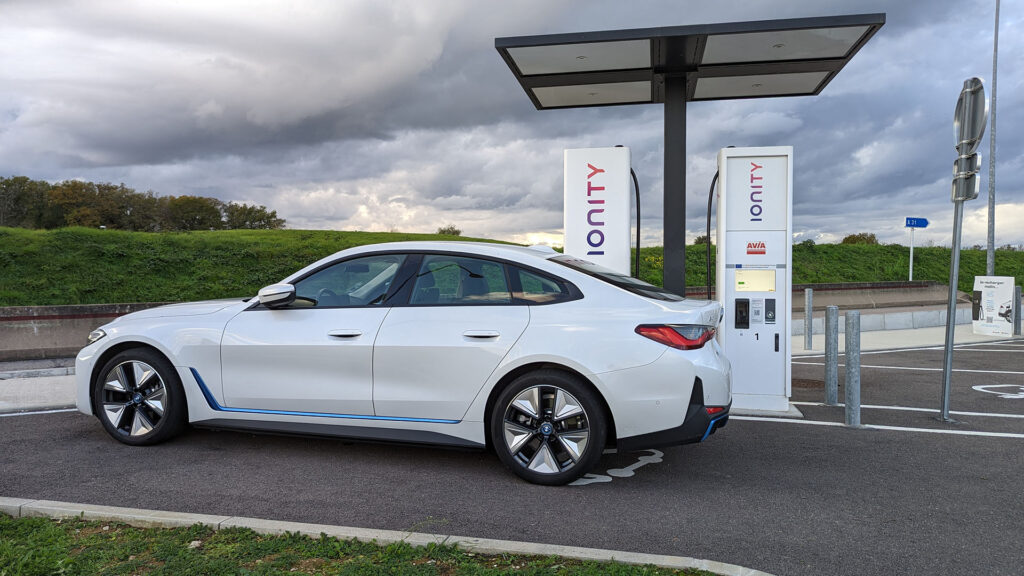BMW i4 sur une borne de recharge Ionity sur autoroute // Source : Raphaelle Baut