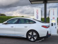 BMW i4 sur une borne de recharge Ionity sur autoroute // Source : Raphaelle Baut BMW i4 sur une borne de recharge Ionity sur autoroute // Source : Raphaelle Baut
