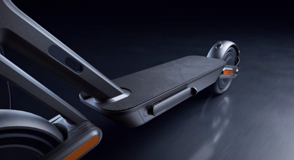 La trottinette de Xiaomi pourra supporter un poids de 120 kg. // Source : YouTube La trottinette de Xiaomi pourra supporter un poids de 120 kg. // Source : YouTube