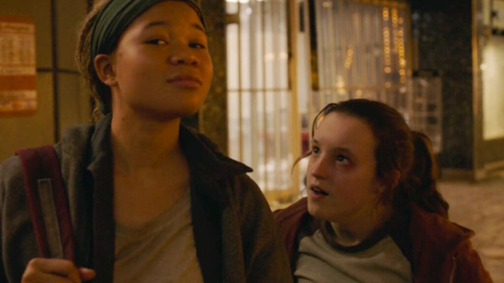 Riley et Ellie dans Left Behind, l'épisode 7 de The Last of Us. // Source : HBO Riley et Ellie dans Left Behind, l'épisode 7 de The Last of Us. // Source : HBO