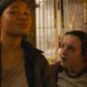 Riley et Ellie dans Left Behind, l'épisode 7 de The Last of Us. // Source : HBO Riley et Ellie dans Left Behind, l'épisode 7 de The Last of Us. // Source : HBO