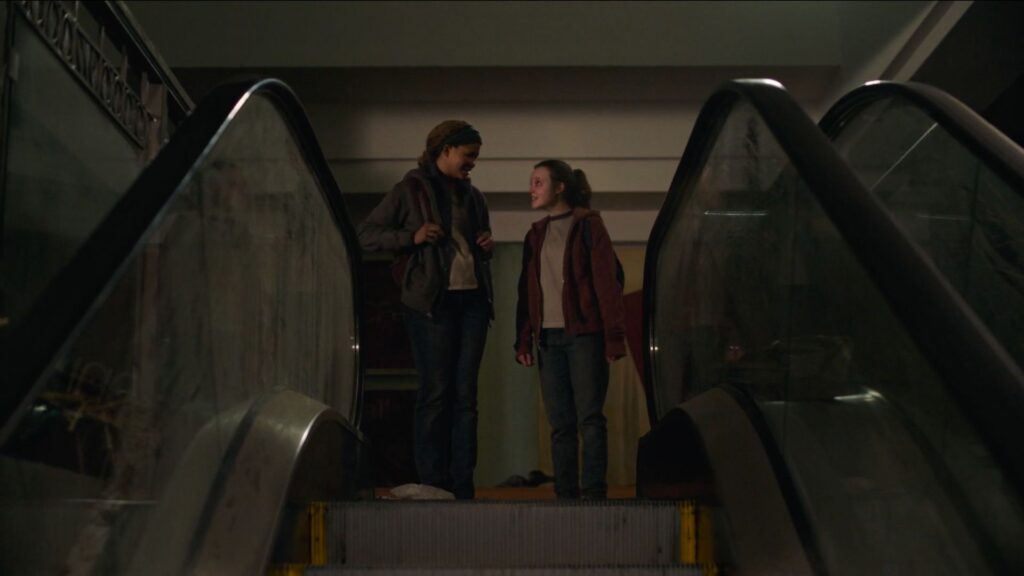 Ellie et Riley lors de la scène de l'ascenseur. // Source : HBO Ellie et Riley lors de la scène de l'ascenseur. // Source : HBO