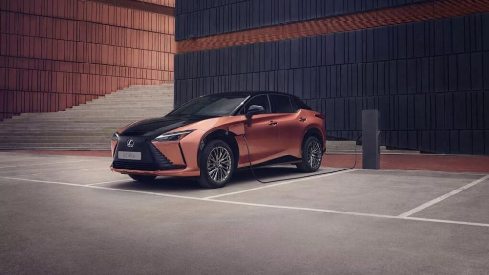 La Lexus RZ 450e en charge // Source : Lexus La Lexus RZ 450e en charge // Source : Lexus