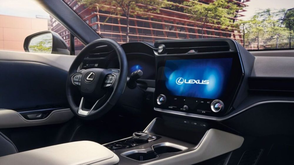 Tableau de bord et volant du SUV électrique de Lexus, le RZ 450e // Source : Lexus Tableau de bord et volant du SUV électrique de Lexus, le RZ 450e // Source : Lexus