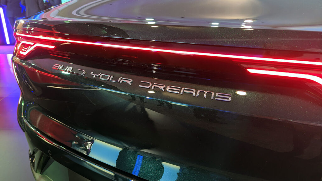 le logo de BYD : Build your Dream // Source : Raphaelle Baut le logo de BYD : Build your Dream // Source : Raphaelle Baut