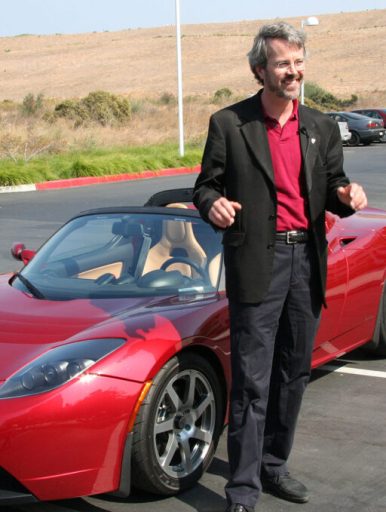 Martin Eberhard devant le Tesla Roadster // Source : Nicki Dugan sur Wikimedia Martin Eberhard devant le Tesla Roadster // Source : Nicki Dugan sur Wikimedia