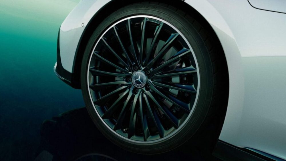 Roue arrière avec jante noire sur la Mercedes EQE // Source : Mercedes Roue arrière avec jante noire sur la Mercedes EQE // Source : Mercedes