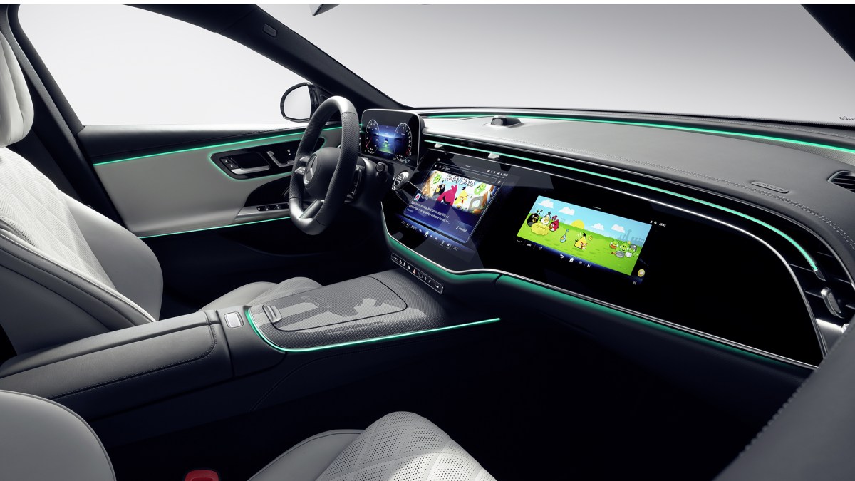 Jouer à Angry Birds dans une mercedes Classe E, c'est possible // Source : Mercedes Jouer à Angry Birds dans une mercedes Classe E, c'est possible // Source : Mercedes