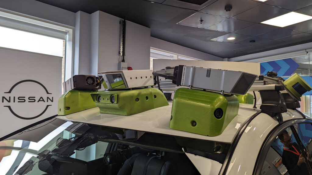 Radars et caméras sur la Nissan Leaf servcity // Source : Raphaelle Baut Radars et caméras sur la Nissan Leaf servcity // Source : Raphaelle Baut