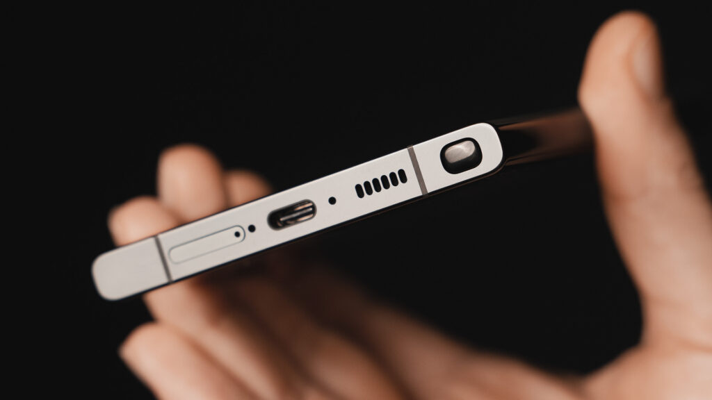 Le S23 Ultra peut accueillir deux cartes Nano SIM (en plus d'une eSIM), se recharge par USB-C (en plus de la recharge sans-fil) et dispose d'un emplacement pour son stylet. // Source : Thomas Ancelle / Numerama Le S23 Ultra peut accueillir deux cartes Nano SIM (en plus d'une eSIM), se recharge par USB-C (en plus de la recharge sans-fil) et dispose d'un emplacement pour son stylet. // Source : Thomas Ancelle / Numerama