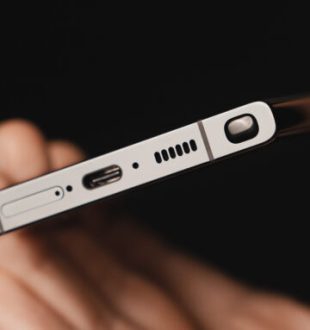 Le S23 Ultra peut accueillir deux cartes Nano SIM (en plus d'une eSIM), se recharge par USB-C (en plus de la recharge sans-fil) et dispose d'un emplacement pour son stylet. // Source : Thomas Ancelle / Numerama Le S23 Ultra peut accueillir deux cartes Nano SIM (en plus d'une eSIM), se recharge par USB-C (en plus de la recharge sans-fil) et dispose d'un emplacement pour son stylet. // Source : Thomas Ancelle / Numerama