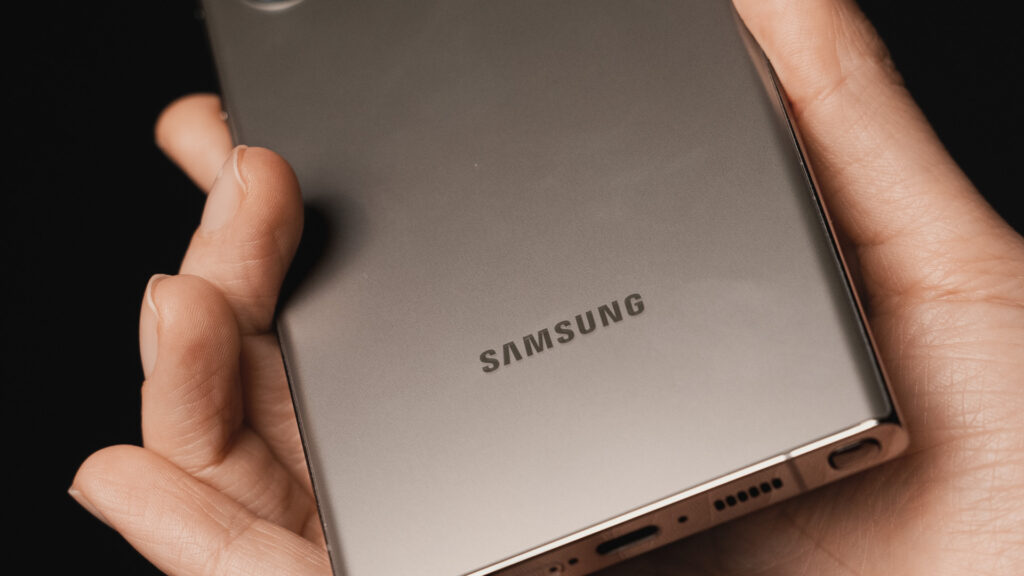 Le S23 Ultra a la même batterie de 5000 mAh que son prédécesseur, fait facilement 3 fois mieux. // Source : Thomas Ancelle / Numerama Le S23 Ultra a la même batterie de 5000 mAh que son prédécesseur, fait facilement 3 fois mieux. // Source : Thomas Ancelle / Numerama