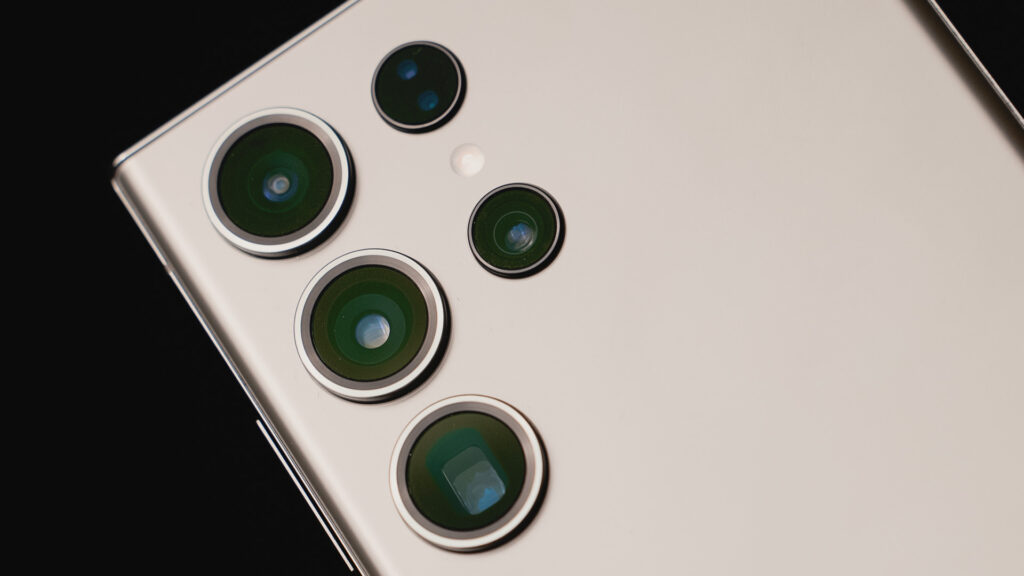Alors oui, autant de modules, c'est étrange. Mais comment reprocher à Samsung d'offrir une aussi grande diversité ? // Source : Thomas Ancelle / Numerama Alors oui, autant de modules, c'est étrange. Mais comment reprocher à Samsung d'offrir une aussi grande diversité ? // Source : Thomas Ancelle / Numerama